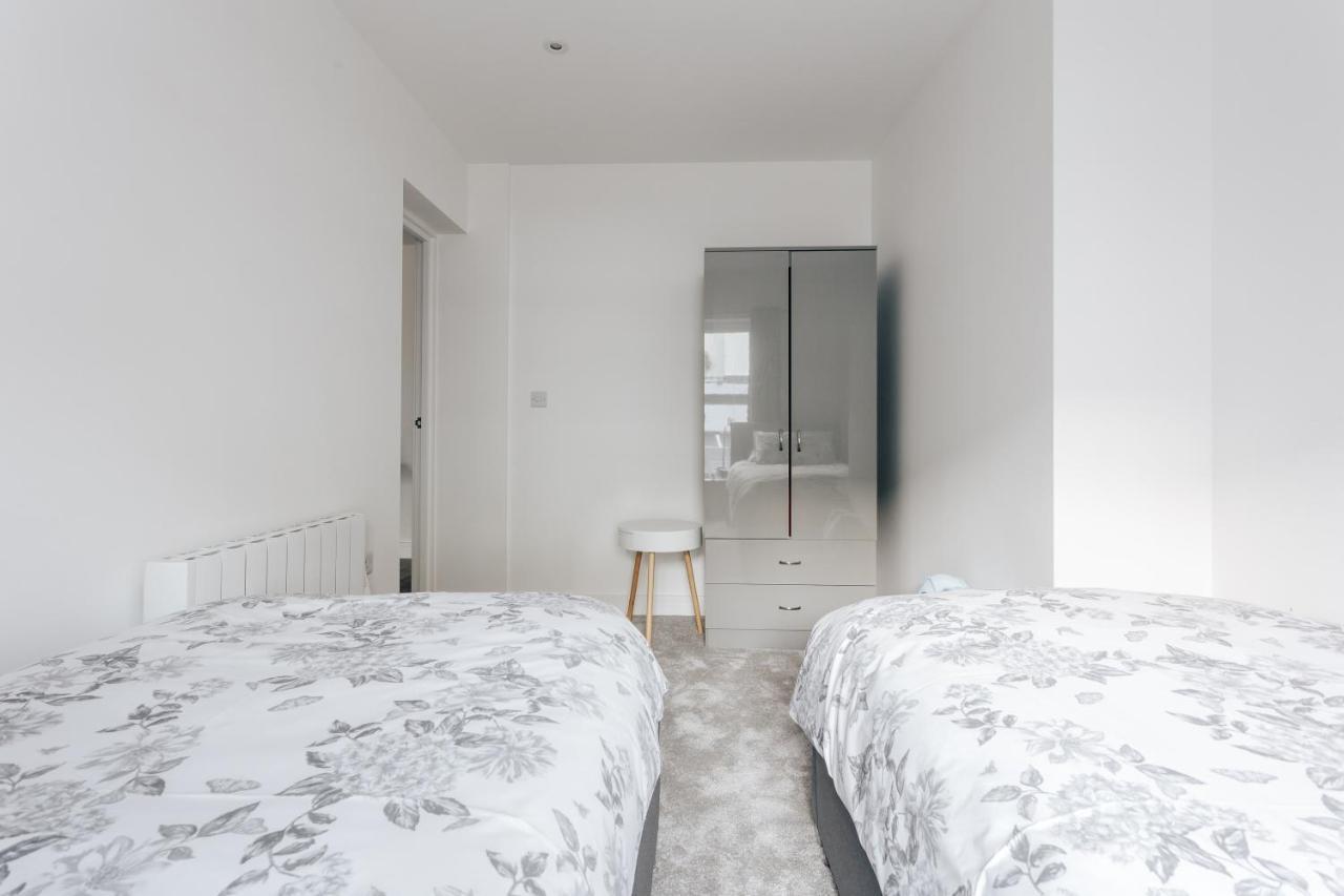 Contemporary Two Bedroom Duplex - Secluded Residence With Parking In A Prime Central Location Борнмът Екстериор снимка