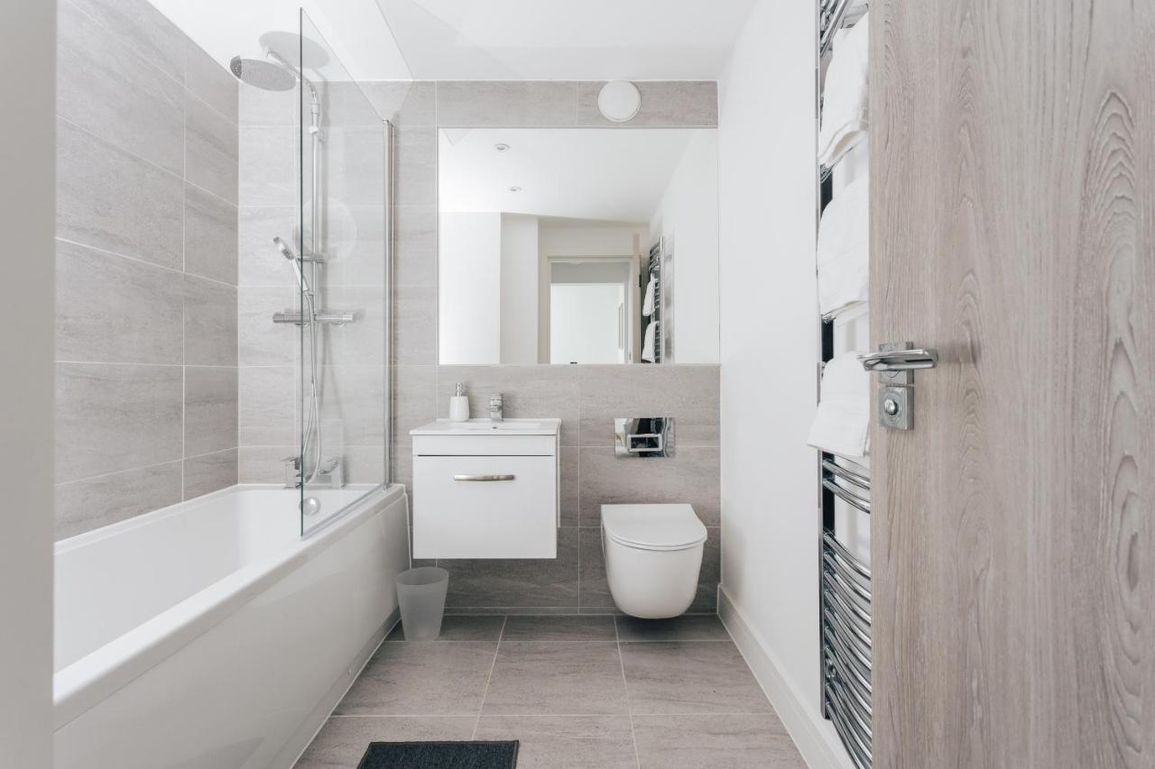 Contemporary Two Bedroom Duplex - Secluded Residence With Parking In A Prime Central Location Борнмът Екстериор снимка